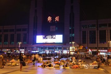 郑州火车站广场变身候车厅 千余乘客同睡一张床