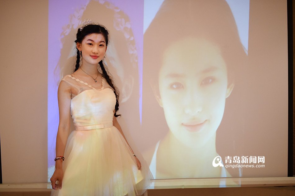 李奕霏站在投影幕布前，和偶像刘亦菲“同台”。