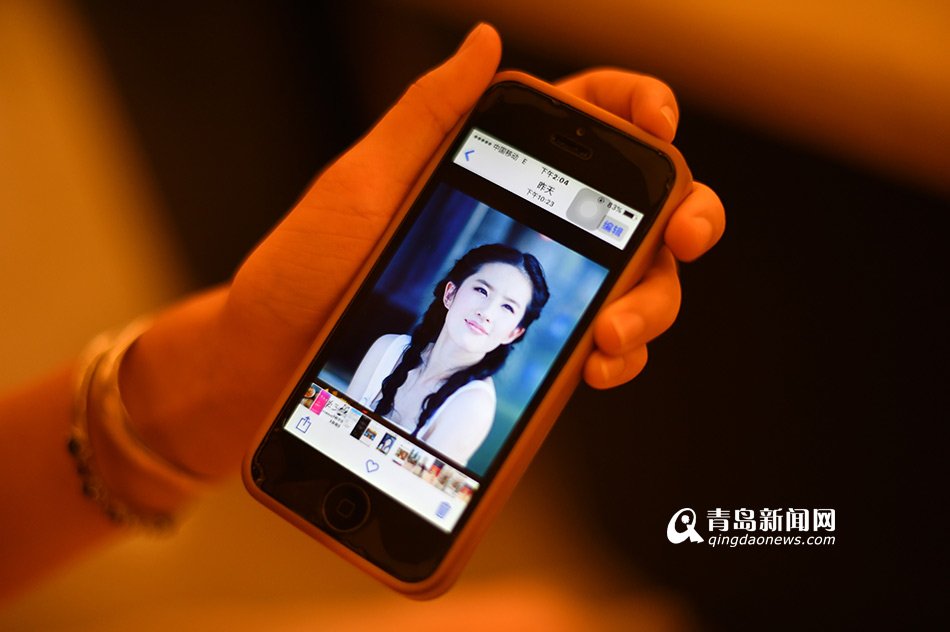 李奕霏的手机里，保存了很多偶像刘亦菲的照片。