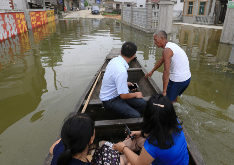 　　连日来，江西省九江市都昌县遭遇强降水，鄱阳湖水位迅速上升并超过警戒线，该县24个乡镇40多个村庄遭受洪涝灾害，许多民房被水淹。