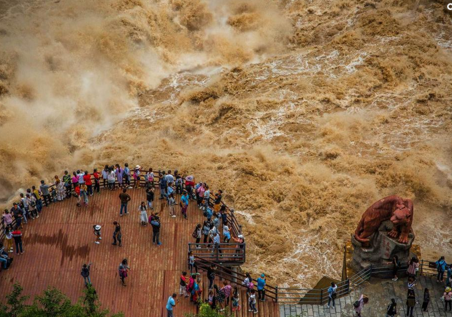 　　据相关负责人介绍：由于今年我国西南部多强降雨，虎跳峡狂涛汹涌，尤为壮观，为历年之最。尽管本月由于丽江龙蟠乡地区连续降雨，景区公路塌方，虎跳峡曾暂时关闭，但恢复营业后仍吸引了许多游客前来，停车场一度爆满。