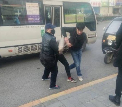 2017年2月9日早上8时许，陕西一公车上少年大声指认车上小偷组织，却反遭对方一行人拉下车狂殴。