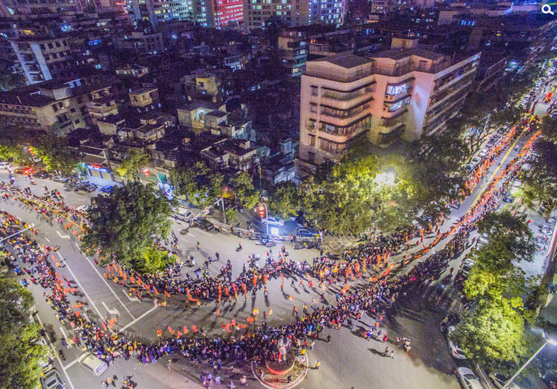 2017年02月11日，广东省汕头市，元宵节花灯巡游活动在市区进行，数千名义工与志愿者组成民俗巡游队伍。供