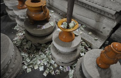 北京明十三陵游客祈福许愿人民币扔一地