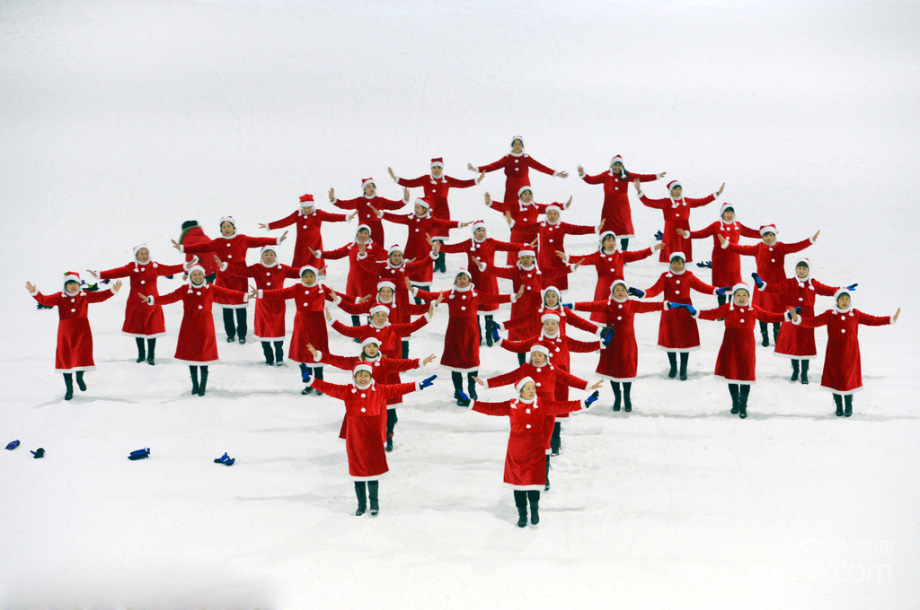 “中国大妈”雪地里穿圣诞服跳广场舞