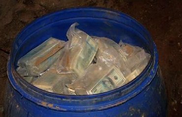 老农民挖地时突然发现密封的神秘包裹