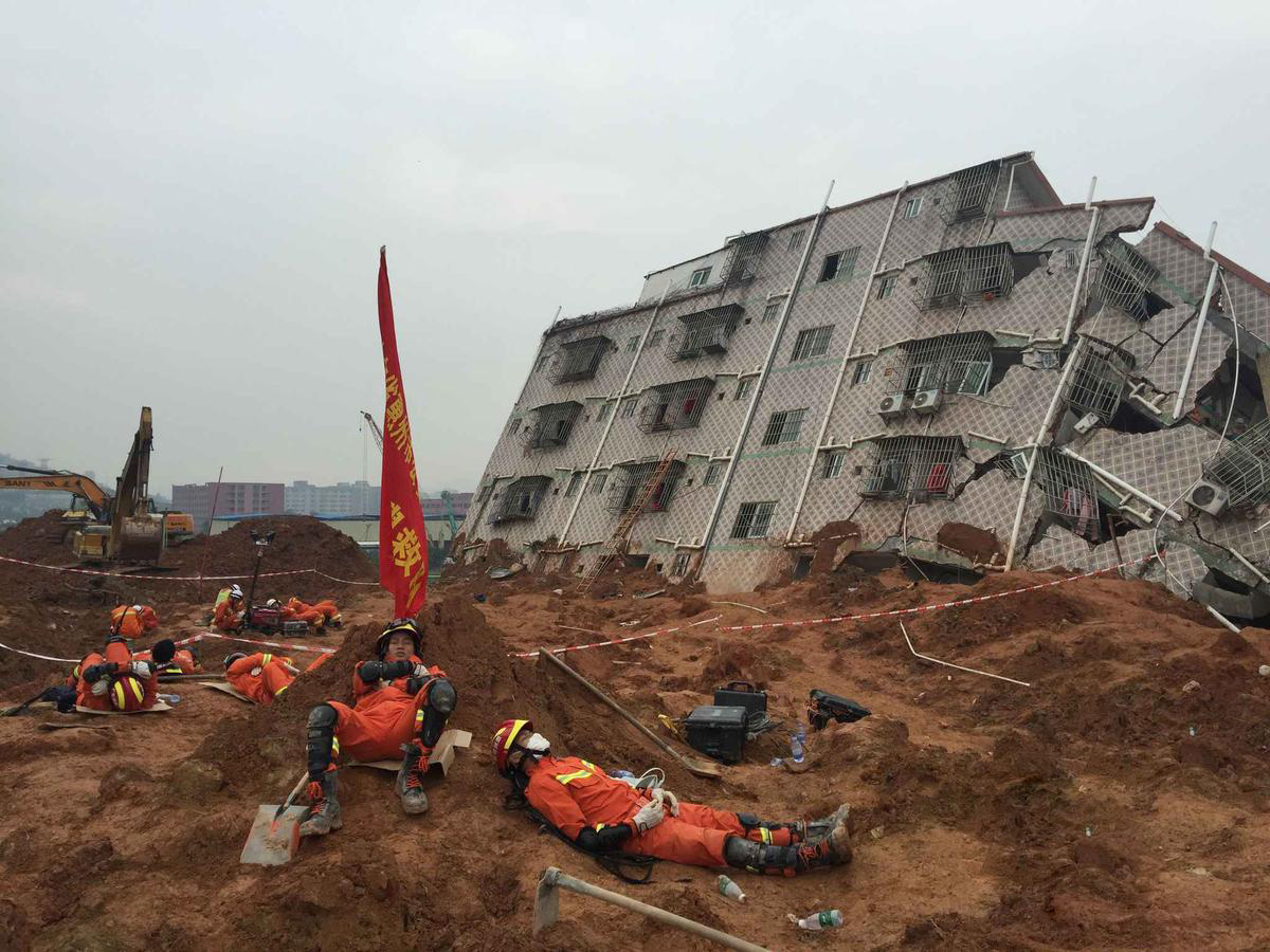 深圳山体滑坡 救援人员席地而睡