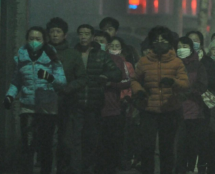 沈阳重度雾霾 大妈戴口罩坚持跳舞锻炼