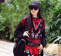 57岁杨丽萍现身宛如少女 超长指甲抢眼