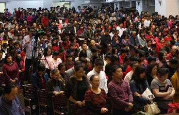 深圳数千人在教堂为滑坡失联者祈福