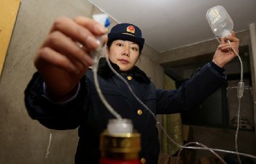 安徽一假酒窝点被查 医用吊瓶滴灌封装