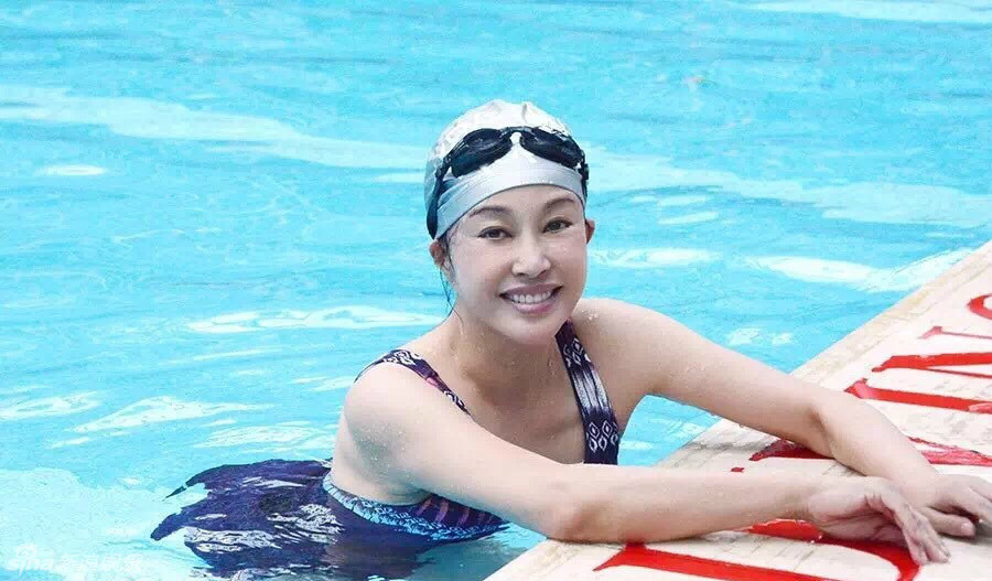 刘晓庆冬日温水游泳——美丽依旧