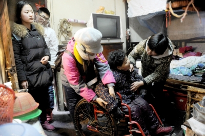残疾老夫妻无儿无女 大学生爱心接力