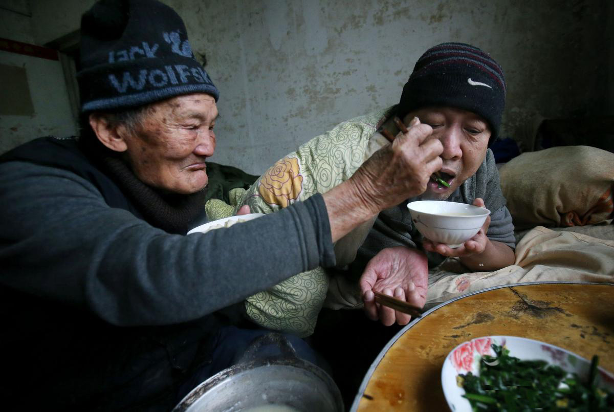 江苏95岁老人照顾瘫痪病儿46年