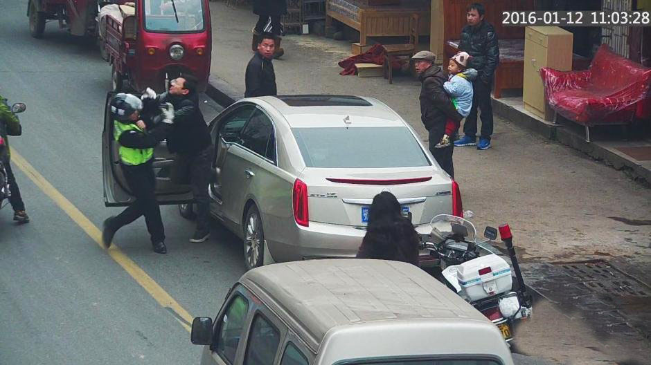 司机违停被查殴打交警 