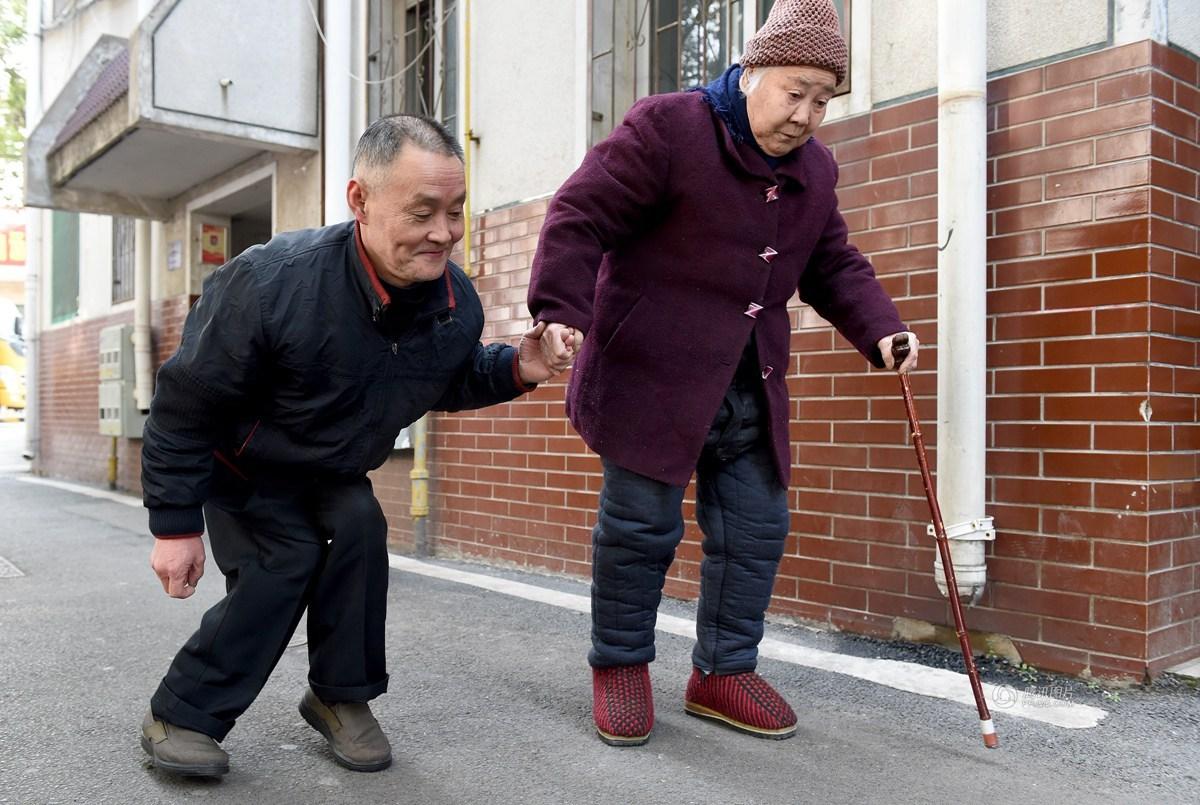 “一米孝子”屈膝弓背照顾继母13年