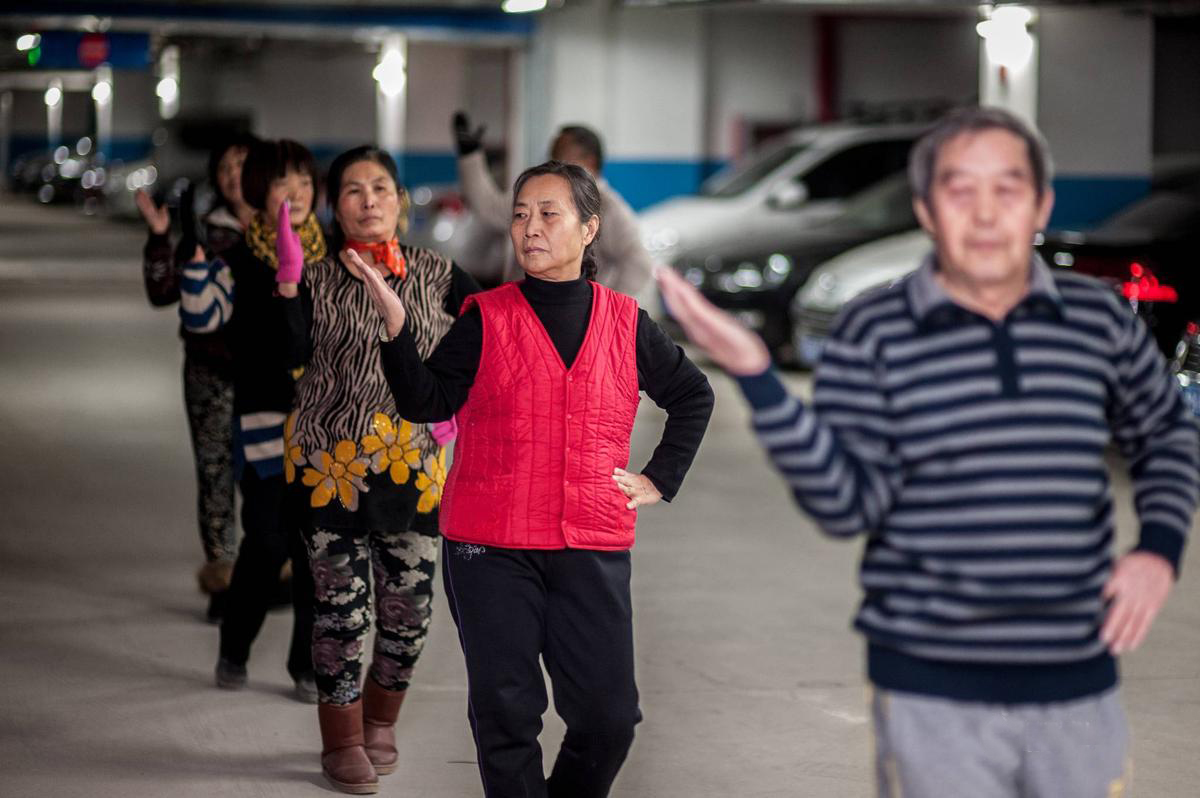 北京迎最冷一周 广场舞大妈转战车库