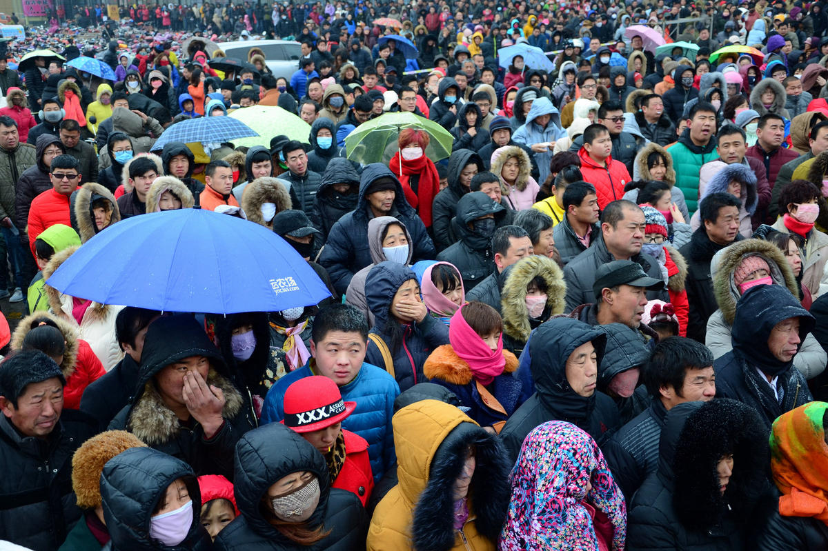 近千市民-8℃排队抽奖 场面如春运
