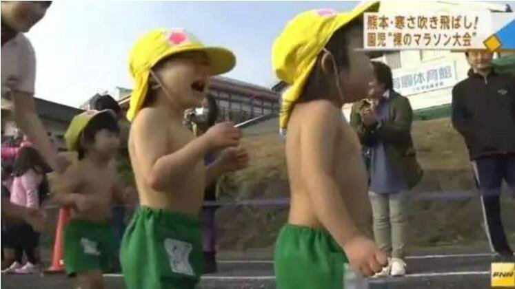 幼儿园冬天举办赤膊路跑 孩子被冻哭