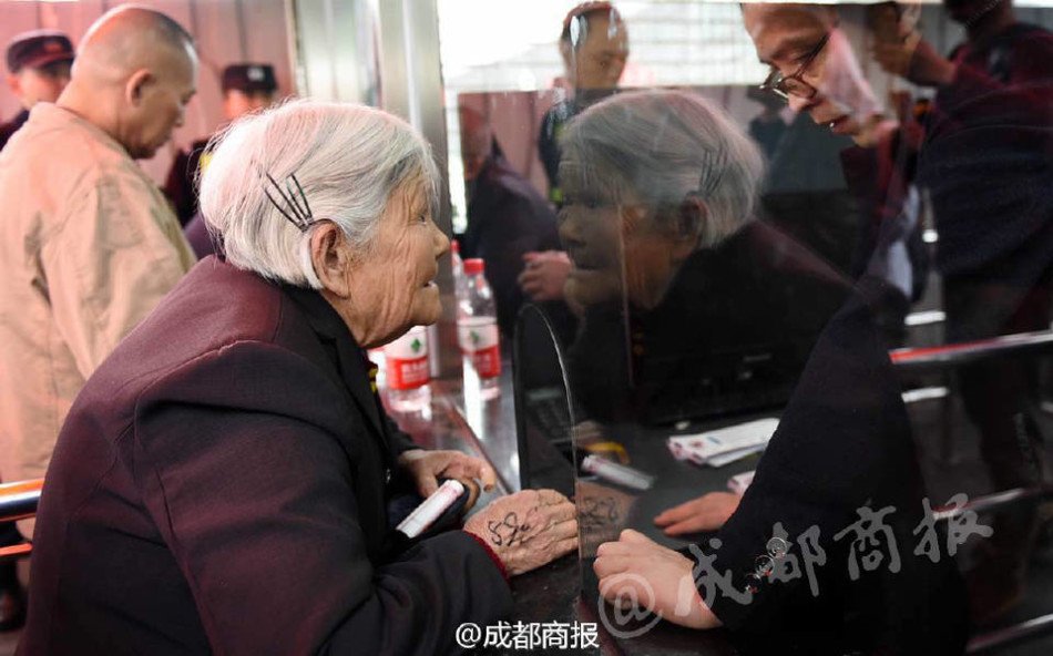 老太凌晨排队为儿买票 球迷让她插队