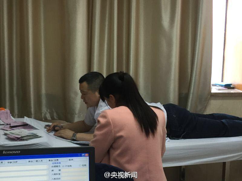西安一医生带病趴检查床上给患者看病