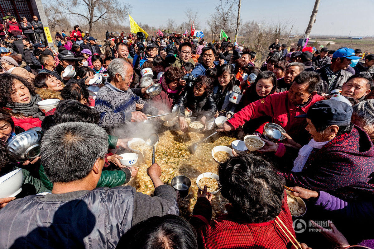 河南庙会2000人同吃“大锅饭”