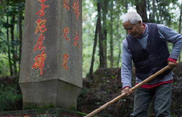 祖孙四代守护3000座无名烈士墓80余载