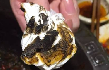 女子吃火锅舌头变黑 商家：这是铁离子