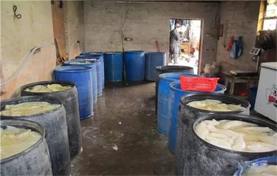 具体做法是，将烧碱稀释成溶液，放入大桶内，将牛百叶放进去浸泡约12小时，等其发胀后，再捞出用清水冲洗。这样，牛百叶就变得又硬又脆。但因为双氧水可以增加食物重量，提升色泽和韧性，使“口感更好”。为了使牛百叶色泽好看，通常情况下浸泡的时候会再加点双氧水漂白。