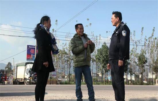 接到求助后，派出所民警立即赶往程进英老人家里了解情况。据了解，现年71岁的程进英老人和体弱多病的老伴居住在一所老式土木结构的房屋里，三个儿子均已成家立业，老两口平时就靠打点零工和儿子给的赡养费过日子，生活并不是很富裕。