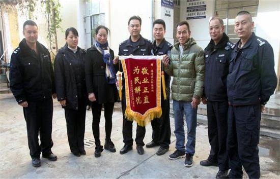评拾金不昧有时并不需要有多高的思想境界，而只是取决于一些朴实的真情感受。事实上，拾金不昧与拾金而昧并没有严格的心理界限，有时只是“一步之遥”，或者是一念之差。不论贫穷或富有，“金”对于很多人来说都有一定的诱惑，但程进英老人的此举，不仅让人肃然起敬，而且更值得让人敬佩！