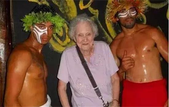 国外有一位91岁老太太Mary Lou Mahaney，她老伴是宅男，之前和老伴在一起时都没怎么出去旅游，不过，自老伴去世之后，老奶奶决定寻找一种能支撑她积极生活下去的方法。
