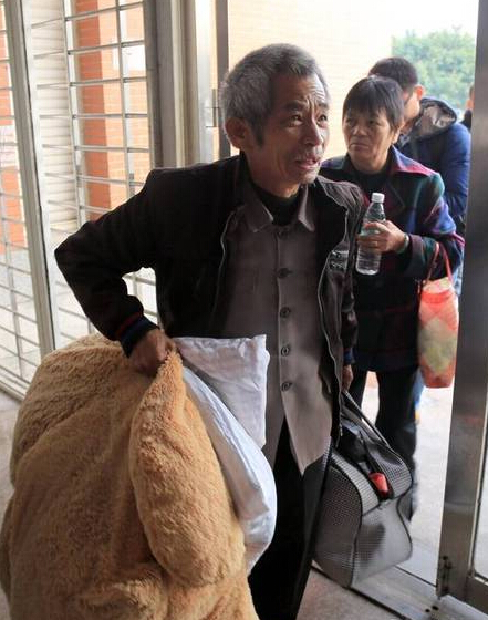 在宏福园，尤老伯带来了三个编织袋，编织袋里的东西是女儿生前最喜欢的衣服、鞋子、包包等物品，他要把这些东西烧给小玲。其中一只1米多高的毛绒熊玩具特别显眼，老人把它紧紧抱在怀里，好像抱着宝贝女儿一样。他说这个毛绒熊是小玲生前最喜爱的，已经陪伴小玲5年多，每天晚上小玲都要抱着它睡觉。