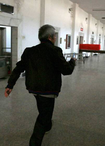 在准备火化的那一瞬间尤老伯突然想起女儿生前常用的梳子没带上，一路哭着飞奔到灵柩前，将梳子放在棺材上。