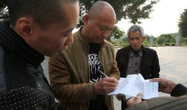 小玲还特别嘱咐父亲要给外婆准备点礼物，让外婆带回家。如今小玲走了，让母亲和外婆团聚成了她的遗愿。