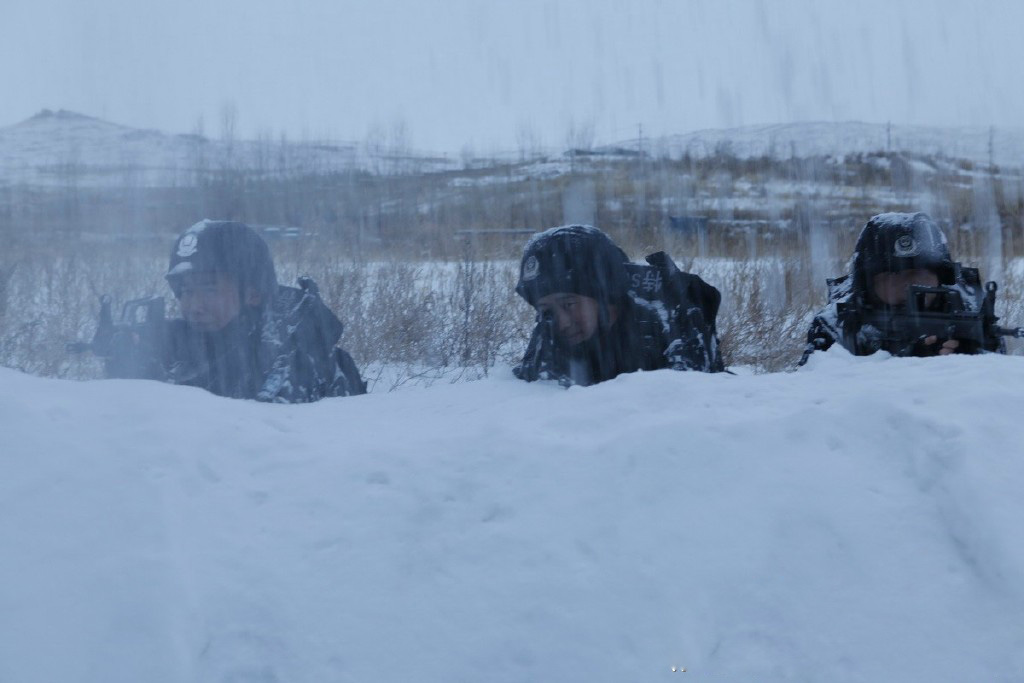 天山千秋雪，东海万里浪。我们是新疆公安，无论巡逻在风雪边疆，还是坚守在反恐战场，祖国安宁、人民和祥就是我们最大的愿望。万家团圆，面向太阳升起的地方，向祖国敬礼，祝人民安康！我们把忠诚铭刻在祖国边疆大地，我们把信念镶嵌在西域高山之上！共和国的旗帜召唤着我们挺起胸膛！祖国万岁！