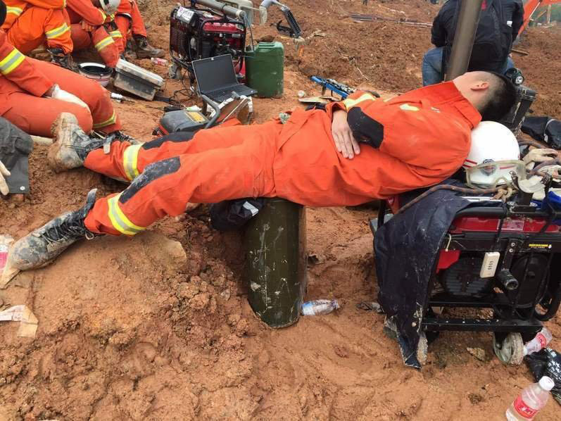 深圳山体滑坡现场 救援人员席地而睡