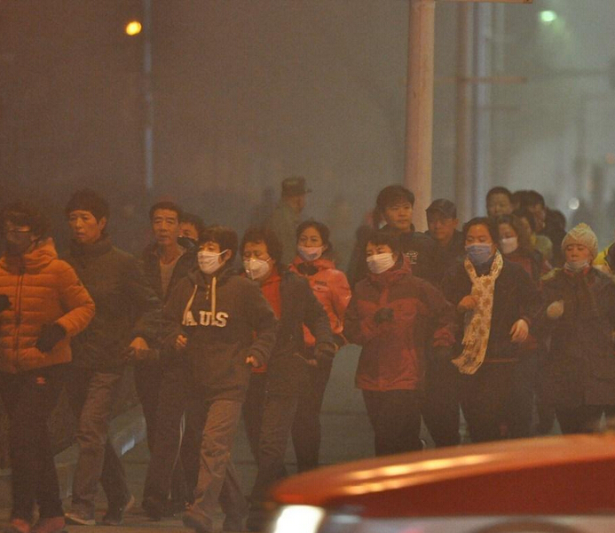 12月22日，沈阳市遭遇严重雾霾天气，pm2.5浓度达到259微粒立方米，为重度污染。气象工具提示应减少户外活动，外出时佩戴口罩，敏感人群应留在室内。“暴走团”戴口罩坚持锻炼。