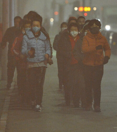“暴走团”戴口罩坚持锻炼。