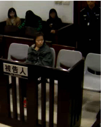 　　离奇的是，除此一单命案，何天带从2013年6月到2014年12月做保姆期间，另有9名老人在她上岗没多久就突然暴毙。公安机关反复侦查，让何天带做了22堂供述，何天带21次承认了杀害10位老人。但由于家属没有发现端倪，老人的尸体早已火化，检方认为缺乏关键证据，因此只对何老太一宗提起了公诉。昨日庭上，何天带涉嫌故意杀人罪在广州中院受审，她对指控的事实表示没有意见，但对于作案动机则三缄其口。据何天带当庭供述，她从南海来到南沙时，行李中除衣服外，还有“针筒针头、敌敌畏药水小半瓶、安眠药、毒鼠强一点点”。图为庭审现场。