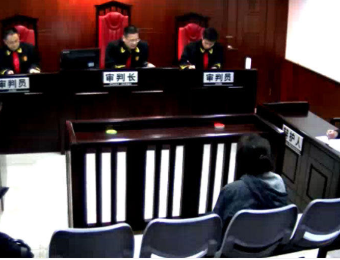 　　不过公诉人随后出示证据显示，公安人员在何天带的行李中搜查出了注射器针筒和针头各17个、敌敌畏药水2瓶，毒鼠强2包，剃须刀2把等。何天带自己从文胸中拿出了何老太的耳环、存折碎片，以及一条绳子。公诉人质问，“你去别人家做保姆，带安眠药、敌敌畏、老鼠药、针头、安眠药想做什么？”何天带辩称，“我从2009年就这样了，那你说我一直都这么干嘛？对我自己来说有用的，我就放在行李里面。”