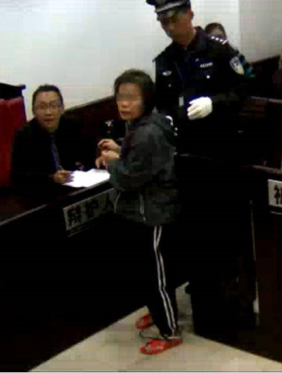 　　最后陈述时，法官再次问何天带为什么要杀被害人？何天带却顾左右而言他，说起何老太曾抱怨到医院看了有两个月病没治好疾病，最后说“太多人知道没用，我不想说。”此外，公诉人还当庭透露，此前该案经过南沙区公安分局侦查终结，广州市检察院曾依法退回补充侦查2次，延长审查期限3次。图为庭审现场。
