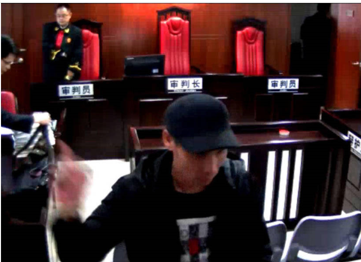 　　据悉，公安机关的起诉意见书认为何天带涉嫌从2013年6月至2014年12月，利用做保姆的便利，通过上述同样作案手法，包括何老太先后共犯有10单的故意杀人案的犯罪事实，其中另外9单里两单是未遂的，7单是已经造成被害人死亡的发生。公诉人称，但是由于客观原因，其中7单的被害人家属都没有发现，尸体都已经处理掉了，所以没有法医鉴定，现在也没办法对死因做出法医鉴定，因此经过审查，检察机关认为，上述9单事实因为缺乏关键的证据，对于9单的事实，在检察机关就没有认定。图为庭审现场。