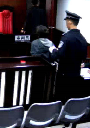 　　“但这并不代表说被告人对这9单没有作案嫌疑，因为何天带在公安机关先后做了22堂供述，除了第一堂供述否认杀人之外，其余的她都一直稳定供述另外9单的犯罪事实。”公诉人当庭建议法庭在审核本案相关证据，已经对本案做出量刑的时候予以考虑，做出一个公正的判决。图为庭审现场。