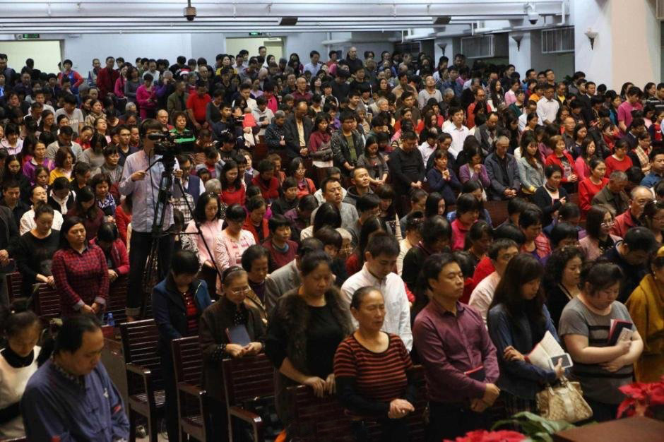 12月24日，往年喜欢到热闹场所度平安夜的不少年轻人，今年选择了在平静中度过。今天晚上，数千市民在深圳基督教堂为深圳山体滑坡失联者祈福、向遇难者致哀。