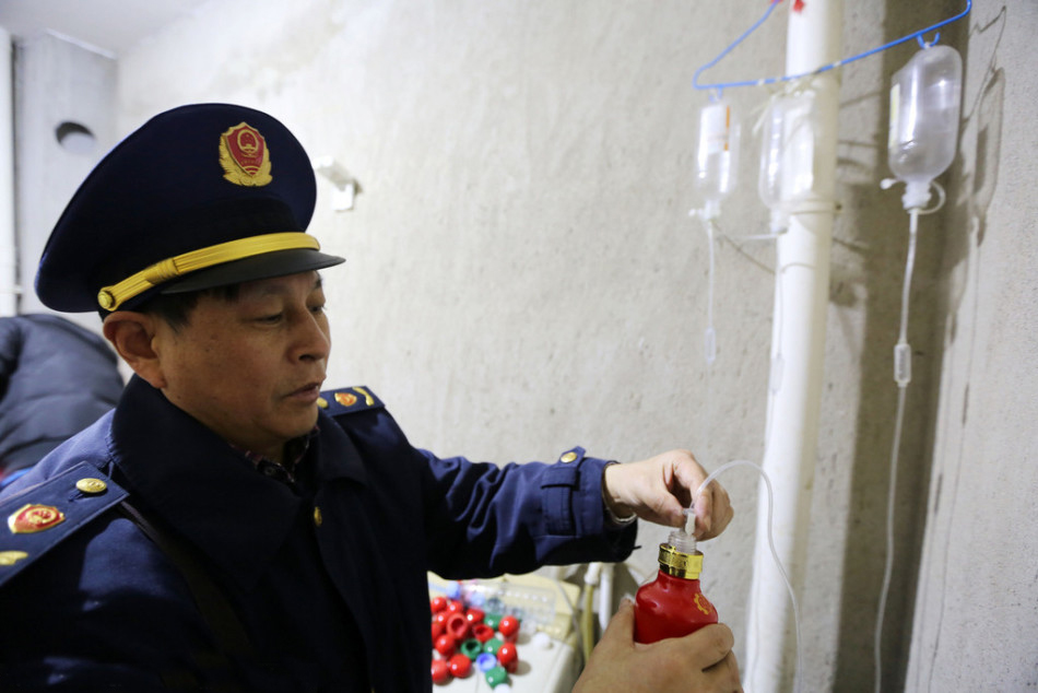 该窝点对瓶口带有防伪保护的高档白酒则使用医用吊瓶进行滴灌。