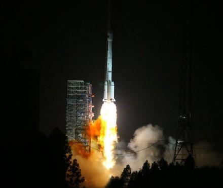 空间分辨50米如何形象理解？ 中国航天科技集团高分四号卫星总设计师李果：空间分辨率2米的高分一号能看到地面的小轿车，空间分辨率达到亚米级的高分二号能看到地面的自行车。高分四号距地遥远，借助一台大口径面阵CMOS相机，它能获取50米分辨率可见光、400米分辨率中波红外遥感数据。打个比方，能看见大海里航行的油轮。 尽管与低轨卫星空间分辨率没法比，但高分四号已是目前世界上“视力最佳”的高轨遥感卫星。国际上高轨遥感卫星空间分辨率大多为数百米，甚至数公里。