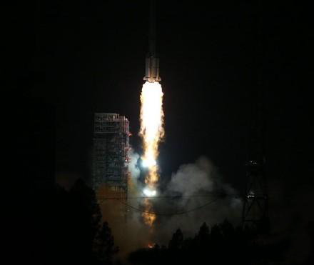 与其他高轨卫星相比，高分四号特点是什么？ 赵坚：目前的高轨卫星主要是通信卫星，传送通讯信号。而高分四号是遥感卫星，通俗说，就是“天眼”看地球。