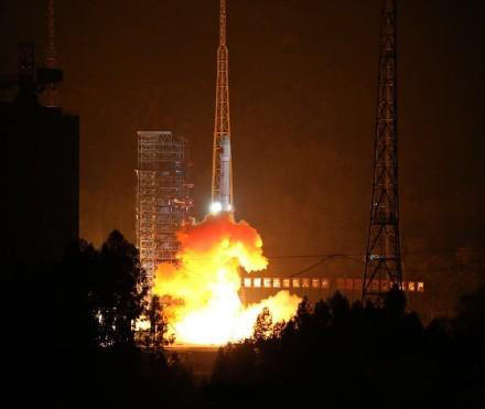我国2014年发射的高分二号卫星空间分辨率已达亚米级，为什么还要发射50米分辨率的高分四号？ 国防科工局系统工程司副司长赵坚：高分一号、二号都是距地600至700公里低轨卫星，绕地球运行。高分四号是我国向高轨道遥感领域进军的首发星，在距地约3.6万公里的地球同步轨道上。这个距离要比高分一号、二号远得多。