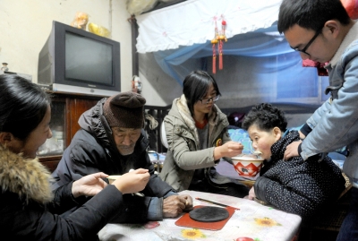 志愿者常来做饭给老人吃。